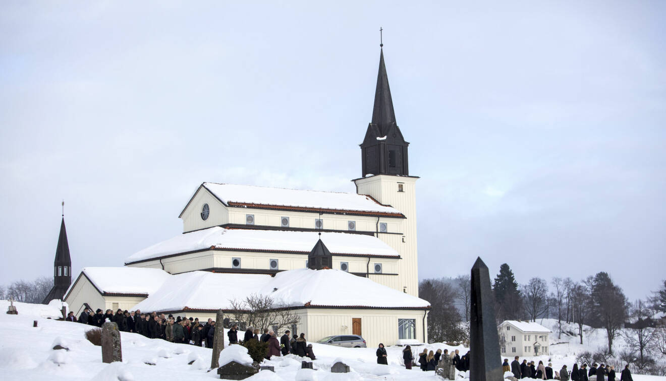 Kyrka i snölandskap med begravningsprocession