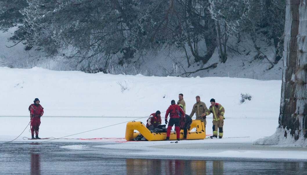 Här bärgas Janne Jemtlands kropp. Foto: Fredrik Hagen/TT Räddningspersonal med gummiflotte bärgar Jannes kropp