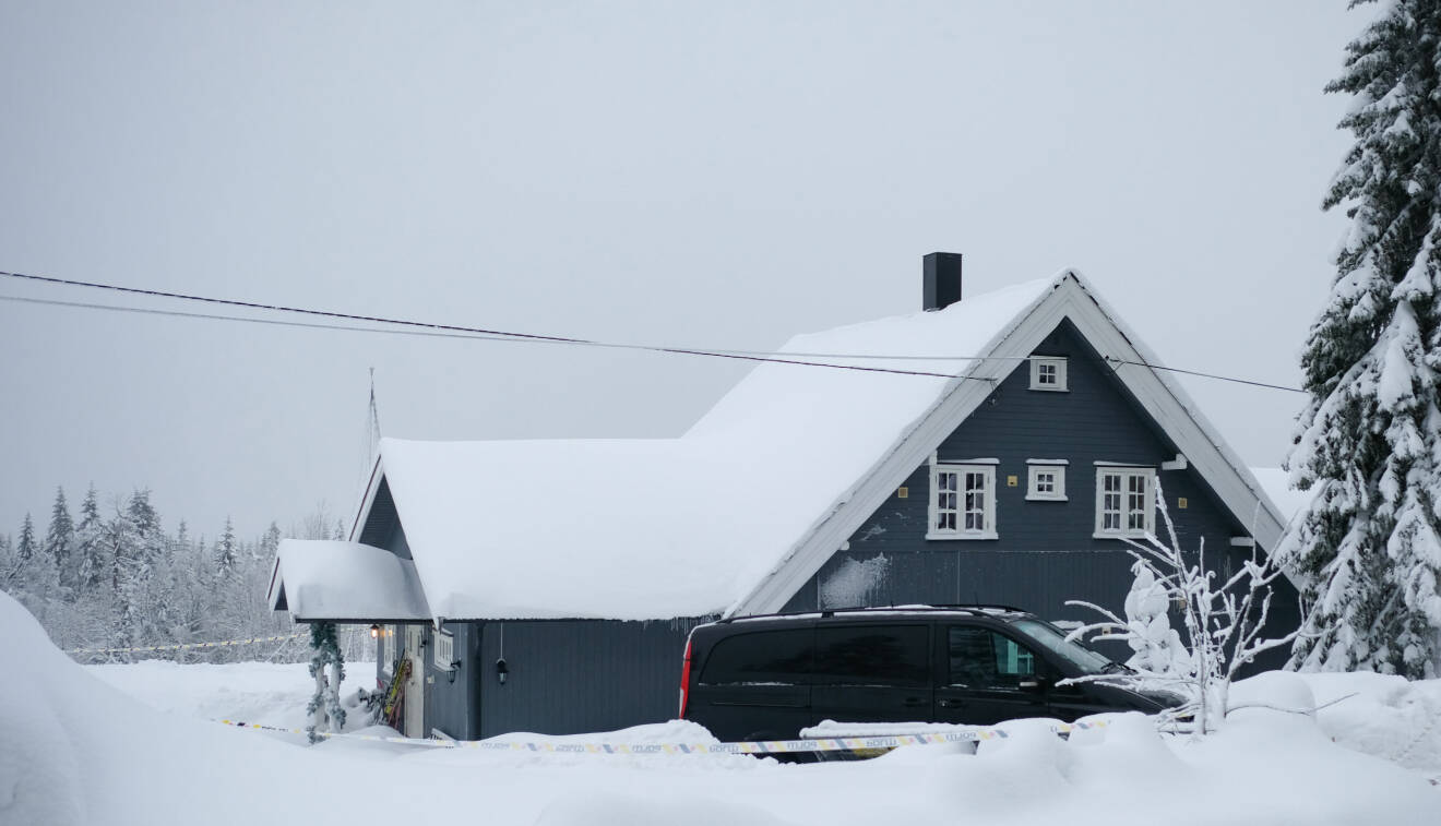 Makarna Jemtlands mörkblå hus omgivet av snö.