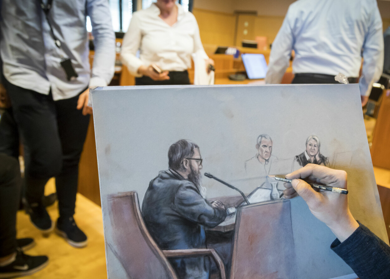 Rättstecknaren Ane Hem skildrar rättegången. Svein Jemtland till vänster, med långt skägg. Foto: Heiko Junge/TT Hand ses teckna den åtalade Svein Jemtland i rättssalen