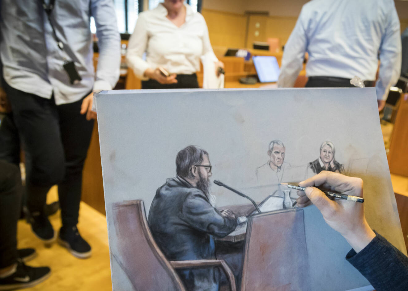 Hand ses teckna den åtalade Svein Jemtland i rättssalen