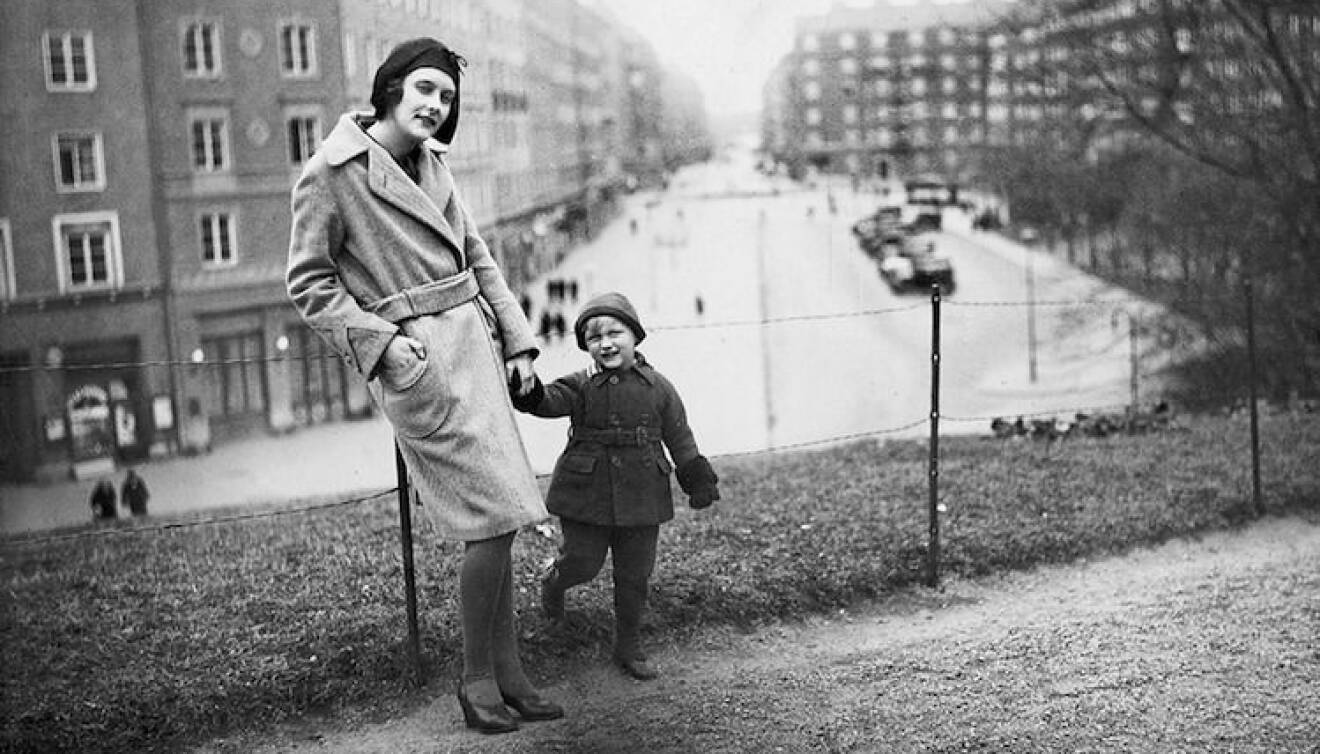 Astrid Lindgren tillsammans med sin son.
