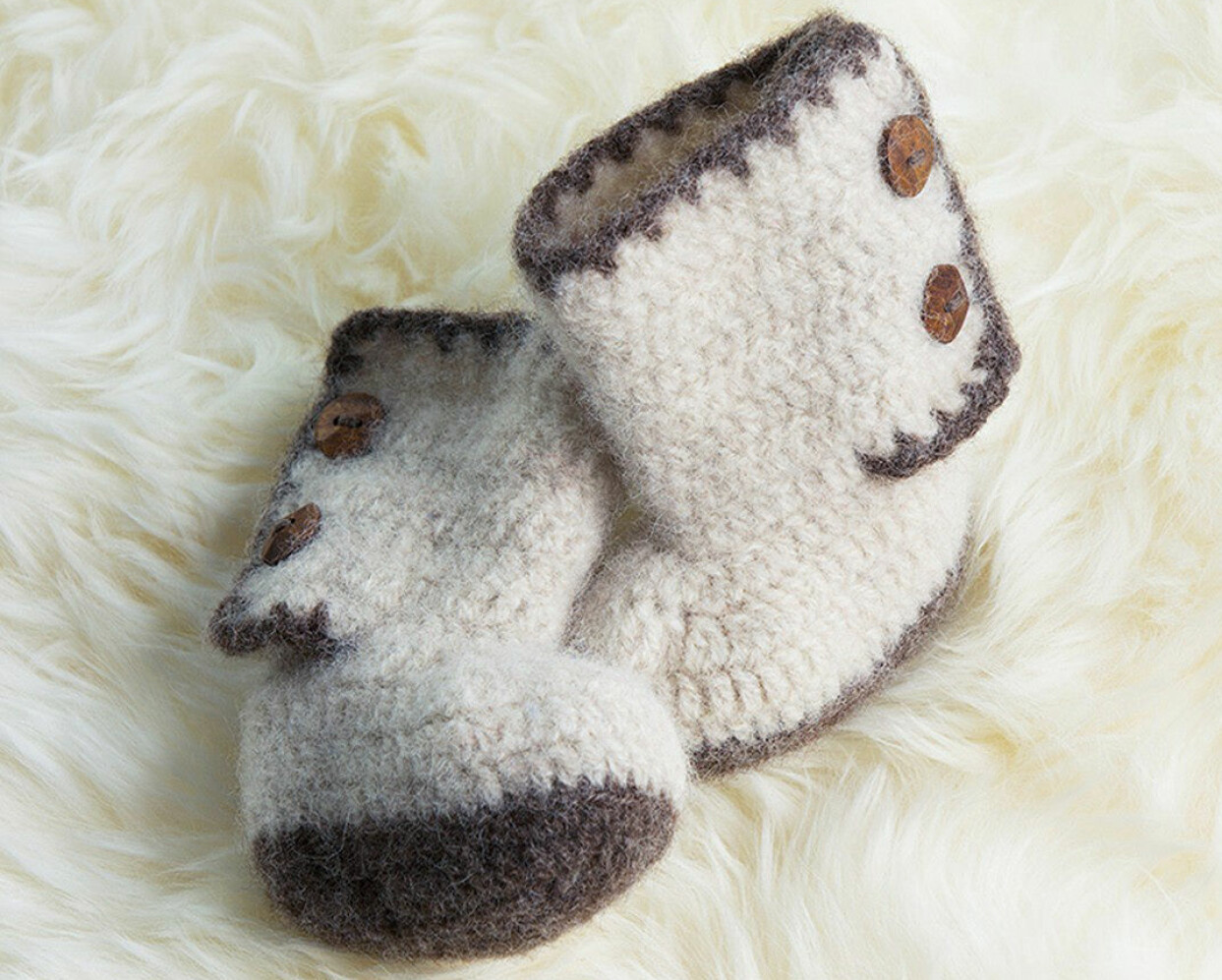 Sticka gulliga små ullboots till familjens allra minsta. Söta babyboots som du enkelt virkad själv.