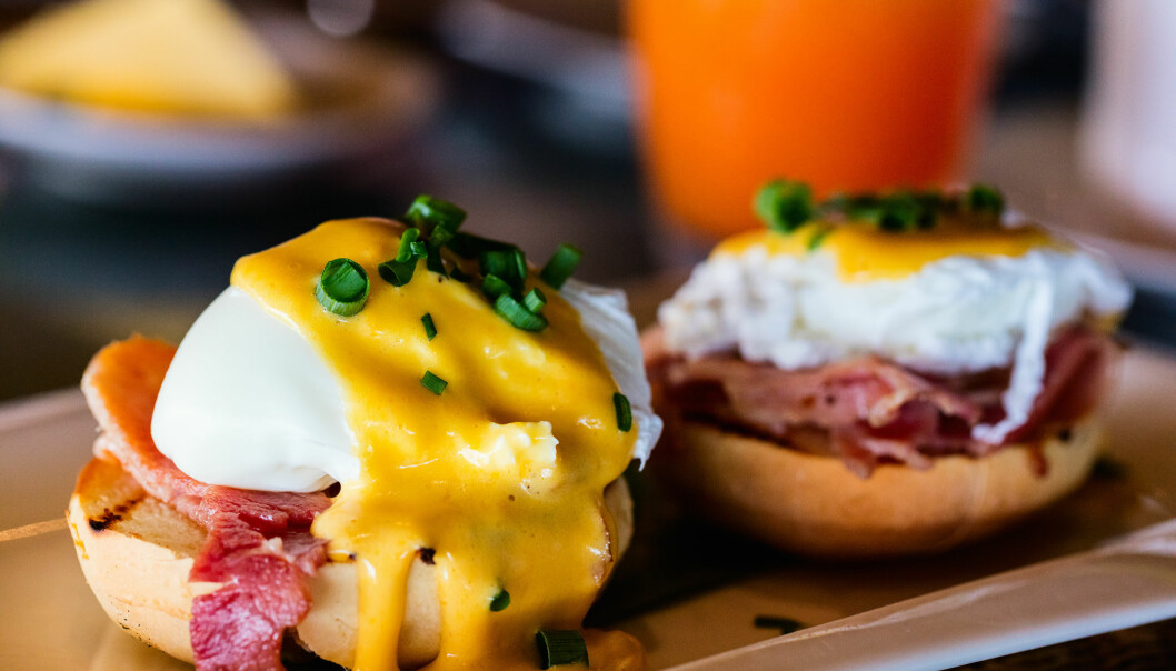 Ägg i olika former är toppen dagen efter. Foto: Shutterstock/TT Eggs benedict och pressad juice i ett glas.
