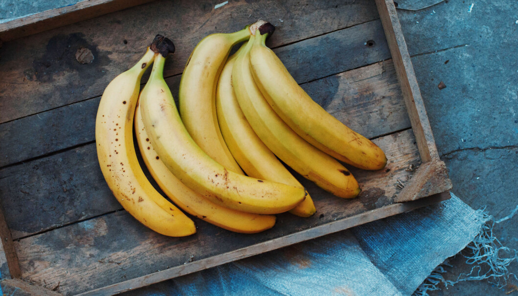 Bananer är rika på kalium, precis som spenat. Foto: Shutterstock/TT Bananer på ett träfat.
