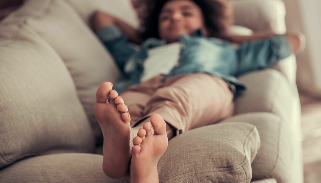 Se till att vila ordentligt – det är viktigt för att kroppen ska återhämta sig. Foto: Shutterstock/TT Kvinna tar en tupplur i soffan.