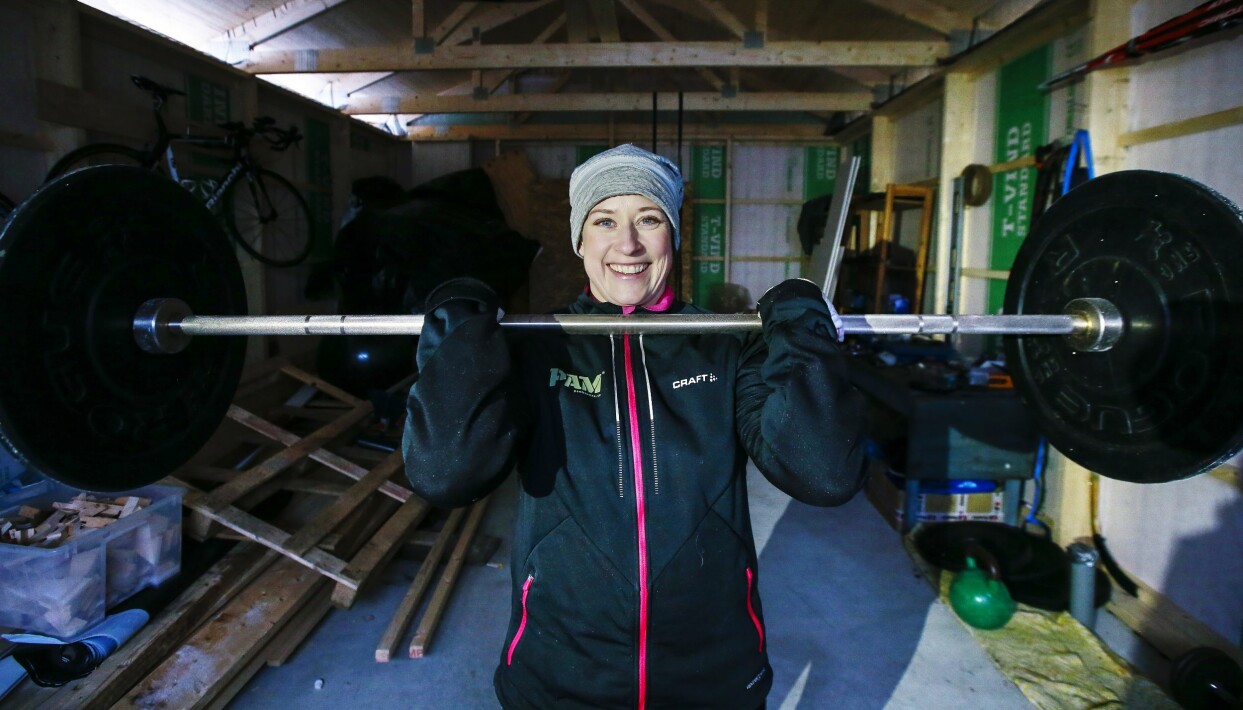 Petra ser fortfarande till att hålla sig i form. Foto: Petra Älvstrand Petra tränar tyngdlyftning i garagemiljö