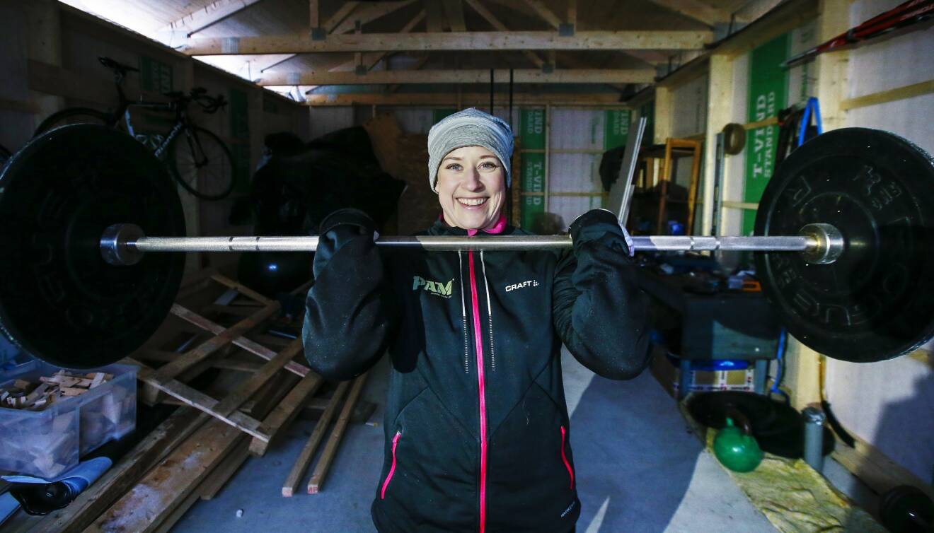Petra tränar tyngdlyftning i garagemiljö