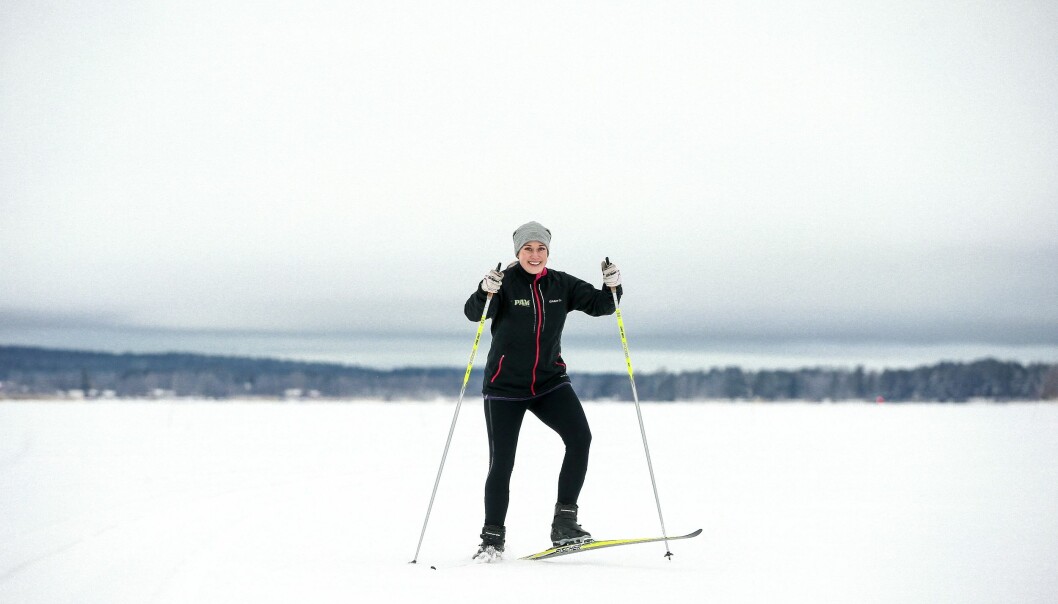 Petra har alltid tyckt om att träna och ger sig gärna ut på ett pass på skidorna. Foto: Petra Älvstrand En leende Petra stakar sig fram på skidor i snölandskap.