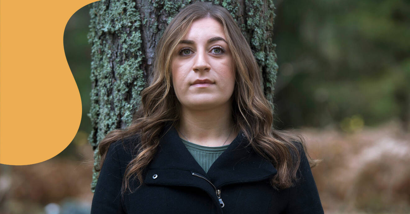 Jennifer, vars pappa mördade hennes mamma, står lutad mot en trädstam och pratar om mordet som vände upp och ner på hennes liv.