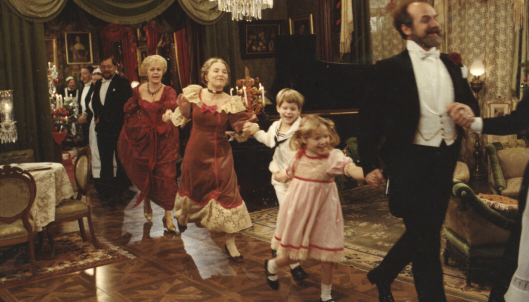 Jarl Kulle leder dansen på julfesten i <i>Fanny och Alexander. </i>Foto: SF Jarl Kulle längst fram i julfirandet. Ur Ingmar Bergmans Fanny och Alexander från 1982.
