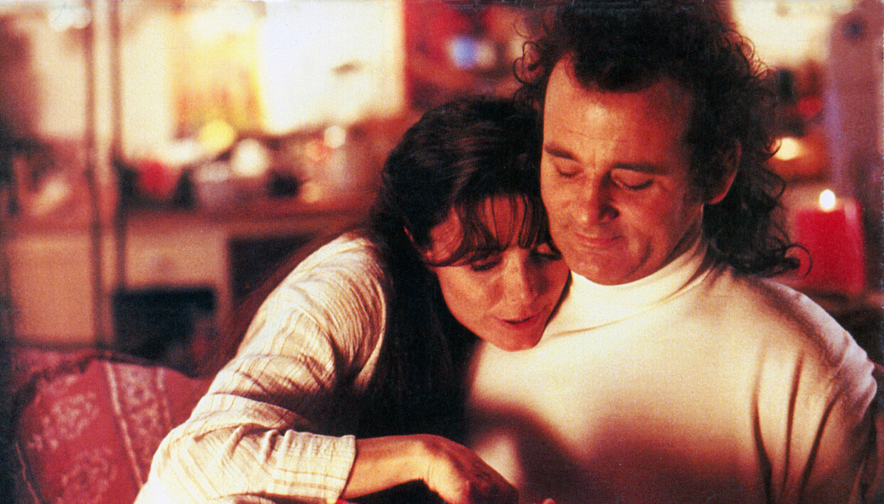 Charles Dickens berättelse om den gnidne Ebeneezer Scrooge som mjuknar och blir god i juletid finns i flera filmade varianter. Här <i>Scrooged</i> (1988) med Karen Allen och Bill Murray. Foto: TT Karen Allen och Bill Murray i Scrooged från 1988.