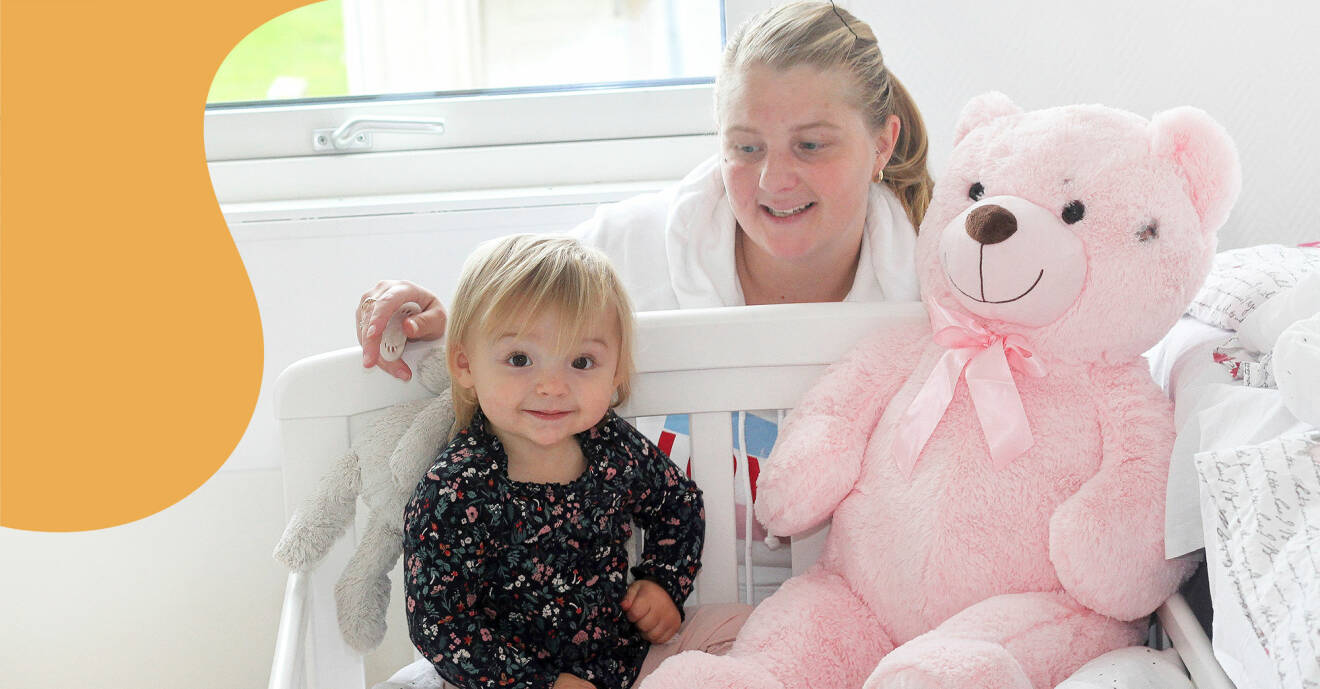Jennifer och dottern Izabelle sitter tillsammans i dotterns rum. På bilden syns också nallen som räddade Izabelles liv.