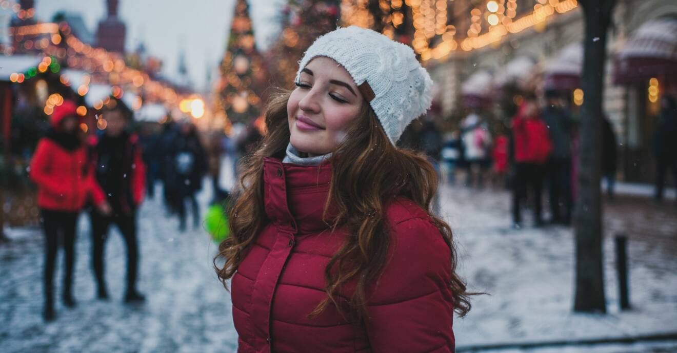 Kvinna njuter av ett lugnt ögonblick under julstressen.