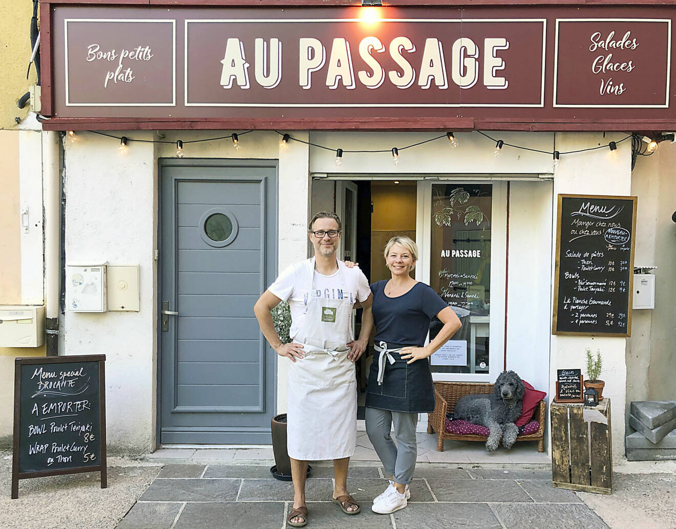 Micke och Victoria står utanför sin restaurang som ligger i en by i Provence, Frankrike.