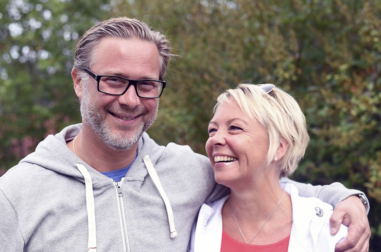 Micke och Victoria trivs väldigt bra i Frankrike. Micke håller om Victoria, båda ler och de berättar om sitt nya liv i Frankrike.
