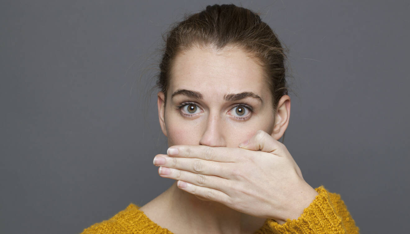 Halsmandelstenar är ett vanligt problem som bland annat kan ge dålig andedräkt. Här håller en kvinna för munnen.