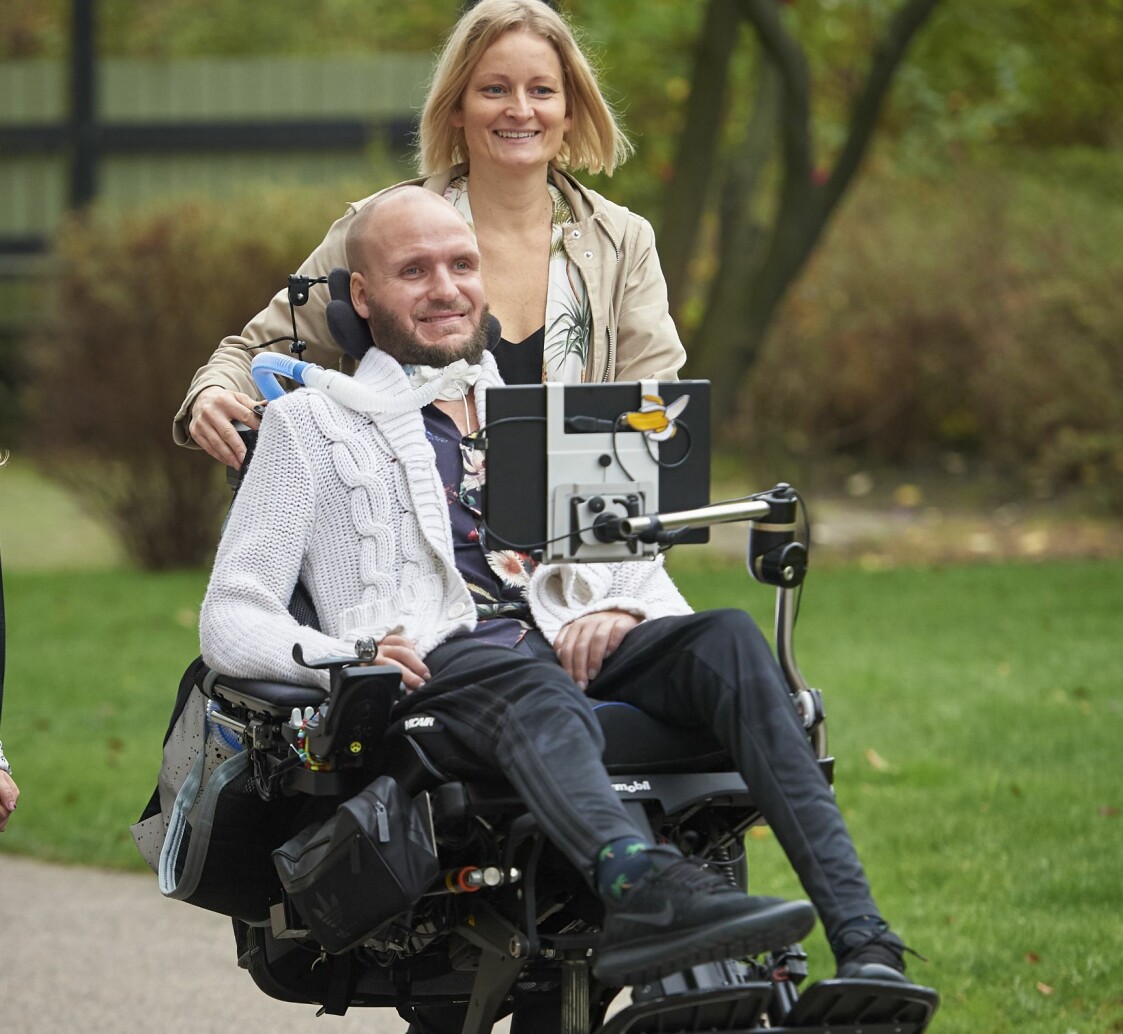 Charlie och Marie lyckas ofta vända negativa tankar mot positiva. Foto: Stefan Lindblom Marie blev kär i als-sjuke Charlie. Här är de ute på promenad tillsammans. Foto: Stefan Lindblom
