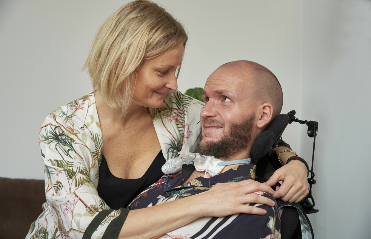 Marie fick inte bara jobbet, hon fann även kärleken. Foto: Stefan Lindblom Marie och Charlie tittar varandra i ögonen.
