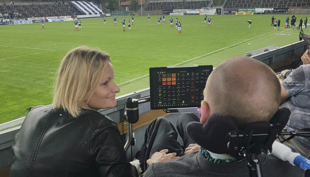 Sjukdomen hindrar inte paret från att göra roliga saker, som att gå på fotbollsmatch. Foto: Privat Sjukdomen hindrar inte paret från att göra roliga saker, som att gå på fotbollsmatch. Foto: Privat