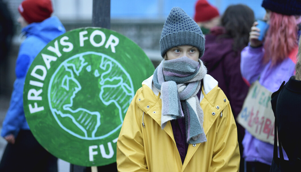 Greta Thunberg demonstrerar utanför riksdagshuset i Stockholm. Foto: Pontus Lundahl/TT Greta Thunberg demonstrerar utanför riksdagshuset i Stockholm den 20 december 2019.