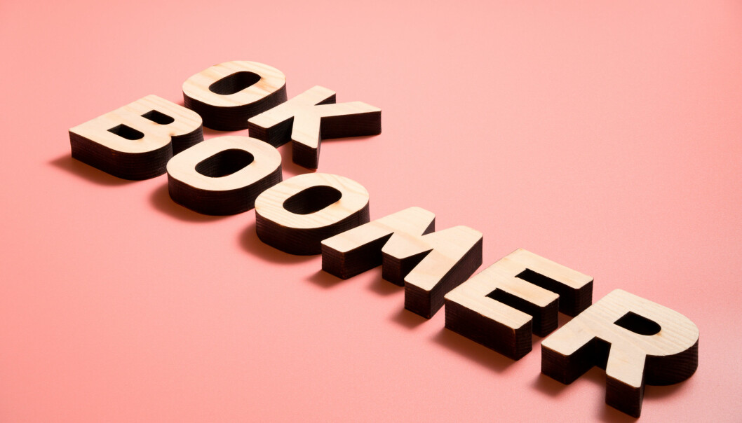 Foto: Shutterstock/TT Ok Boomer i träbokstäver på rosa bakgrund.
