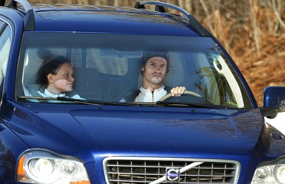 <i>Vårvinter 2010. Första bilden på Carl Philip, prins Sverige, med nya flickvännen Sofia Hellqvist, fd dokusåpadeltagare, vid prinsens vinterstuga i Sunne, Värmland.
</i>