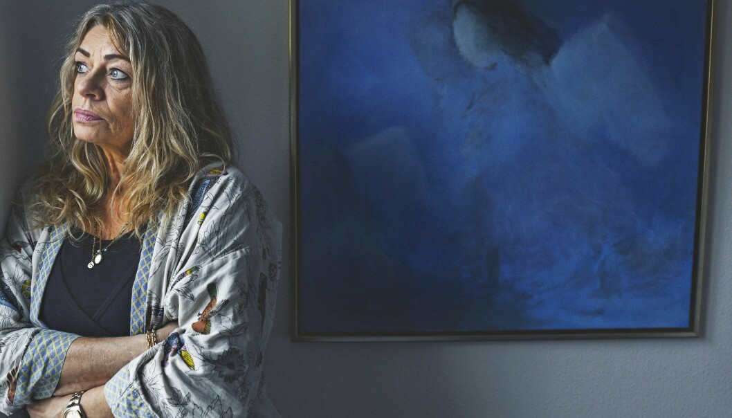 Anna tänder ett ljus för sin dotter varje morgon. Foto: Camilla Stephan Porträtt av Anna Kløvedal som förlorade sin dotter, som dog i leukemi. Foto: Camilla Stephan
