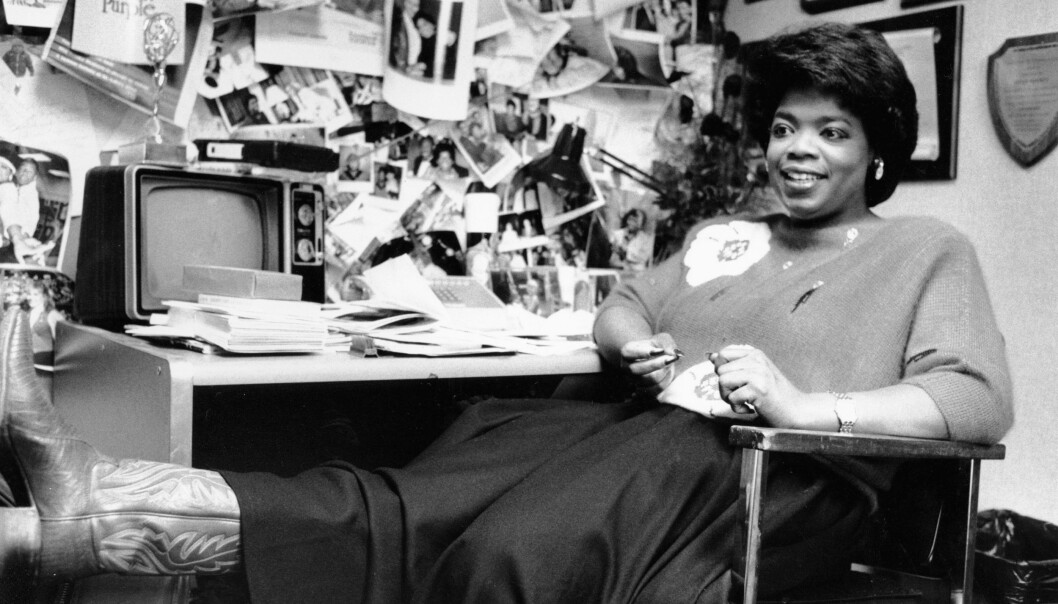 Oprah kopplar avefter en morgon-sändning år 1985. En svartvit bild på Oprah Winfrey som sitter på ett kontor efter en tv-sändning.