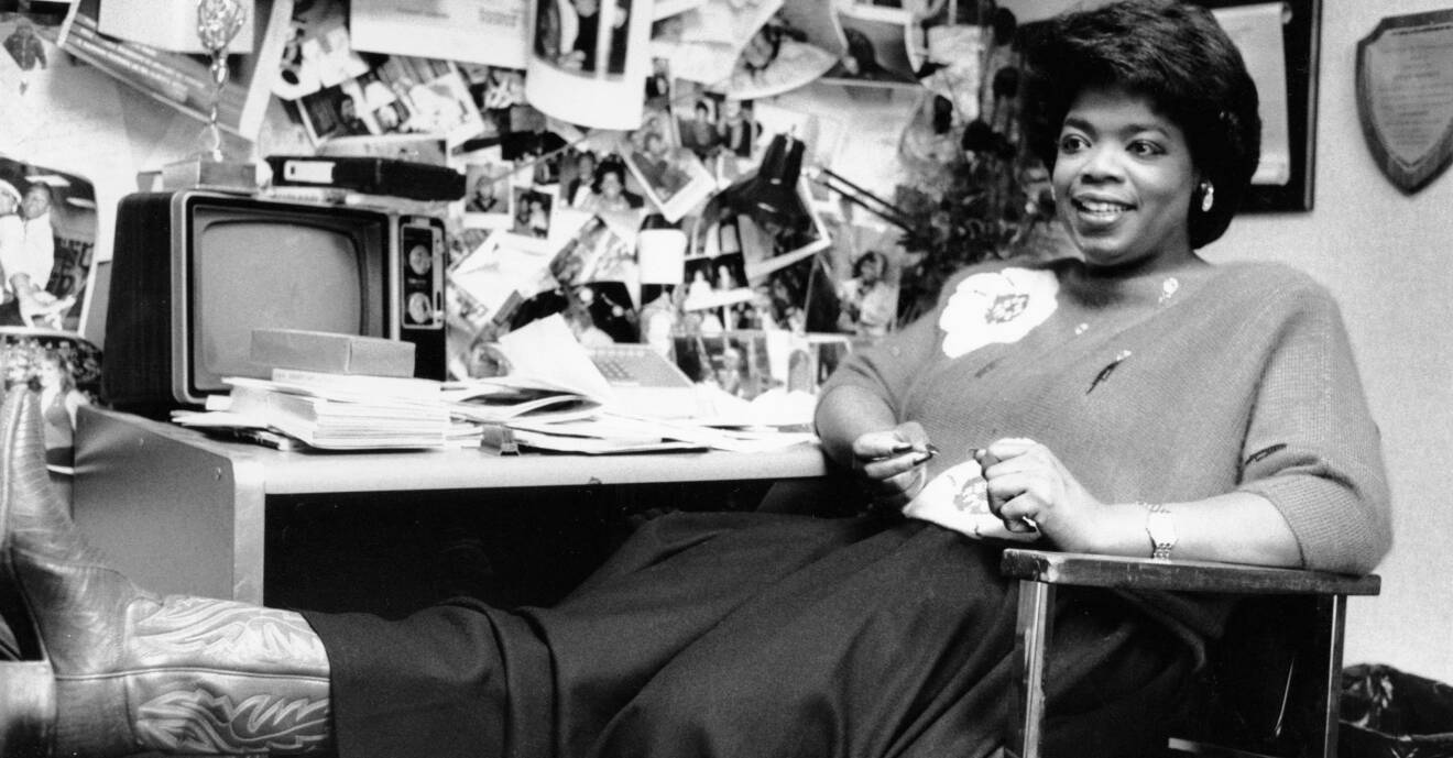 En svartvit bild på Oprah Winfrey som sitter på ett kontor efter en tv-sändning.