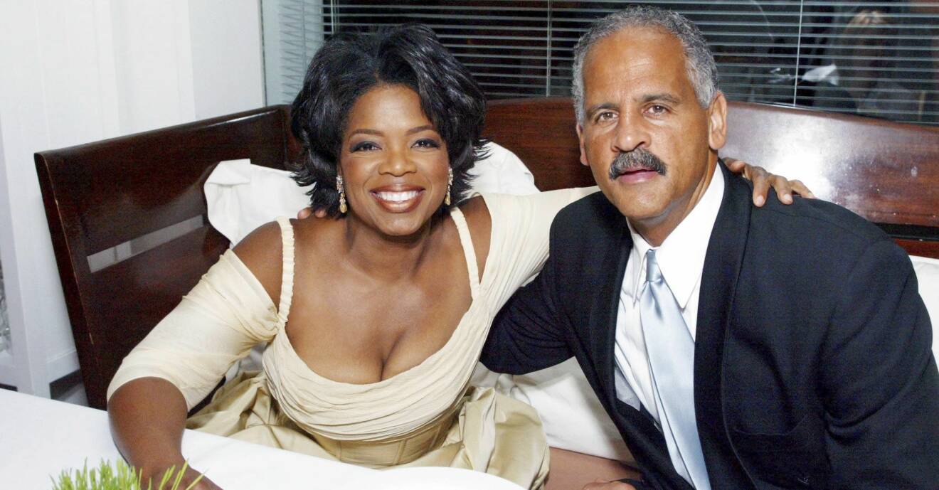 Oprah Winfrey håller om sin partner Stedman Graham.