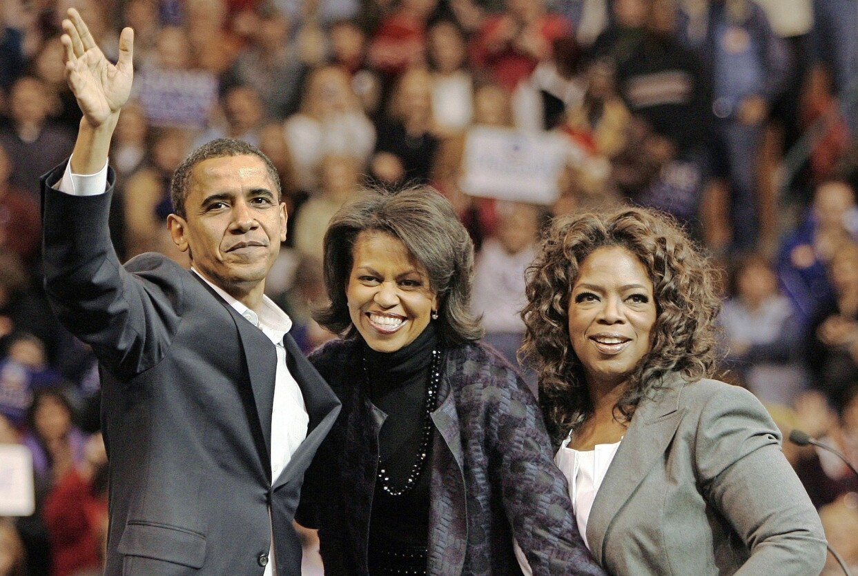 Oprah har tidigare engagerat sig politiskt, bland annat som aktiv i Barack Obamas kampanj. Här i slutet av 2007 tillsammans med makarna Obama. Oprah Winfrey med Barack och Michelle Obama.