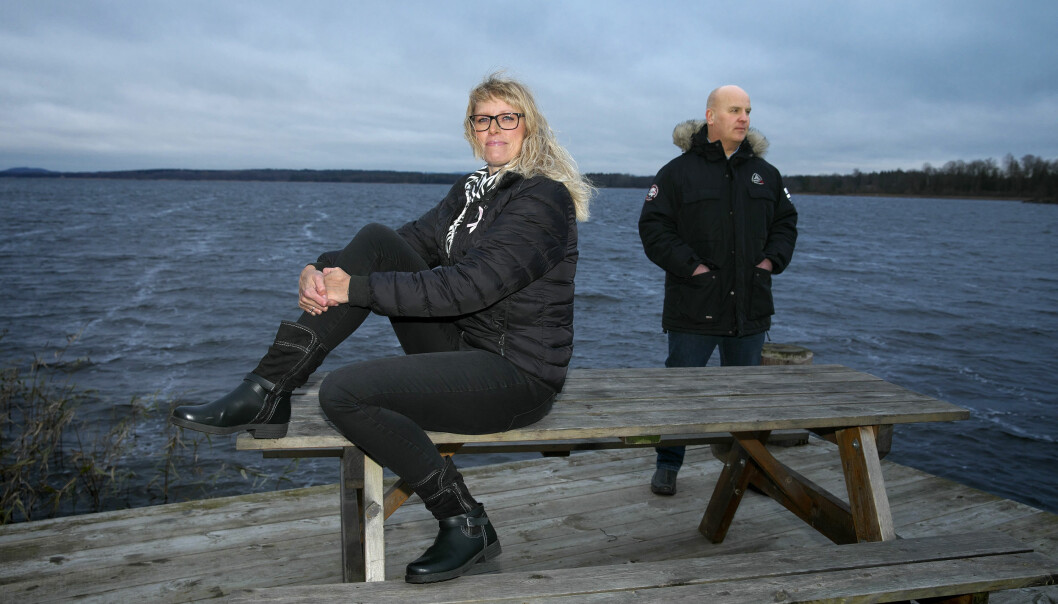 Ellen och Rickard sitter på ett bord på en brygga vid havet och berättar om de tuffa åren med bipolär sjukdom.
