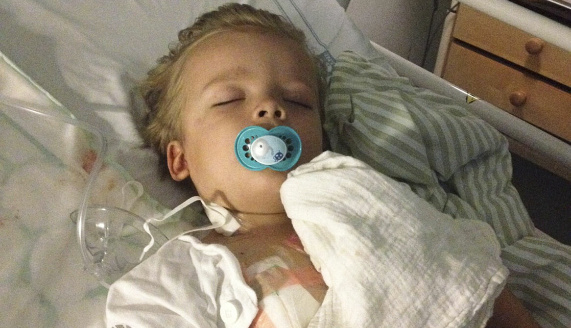 Lille Matteo var bara 3 år när han drabbades av leukemi. Foto: Privat Matteo, som fick leukemi, ligger nerbäddad i sjukhussängen.