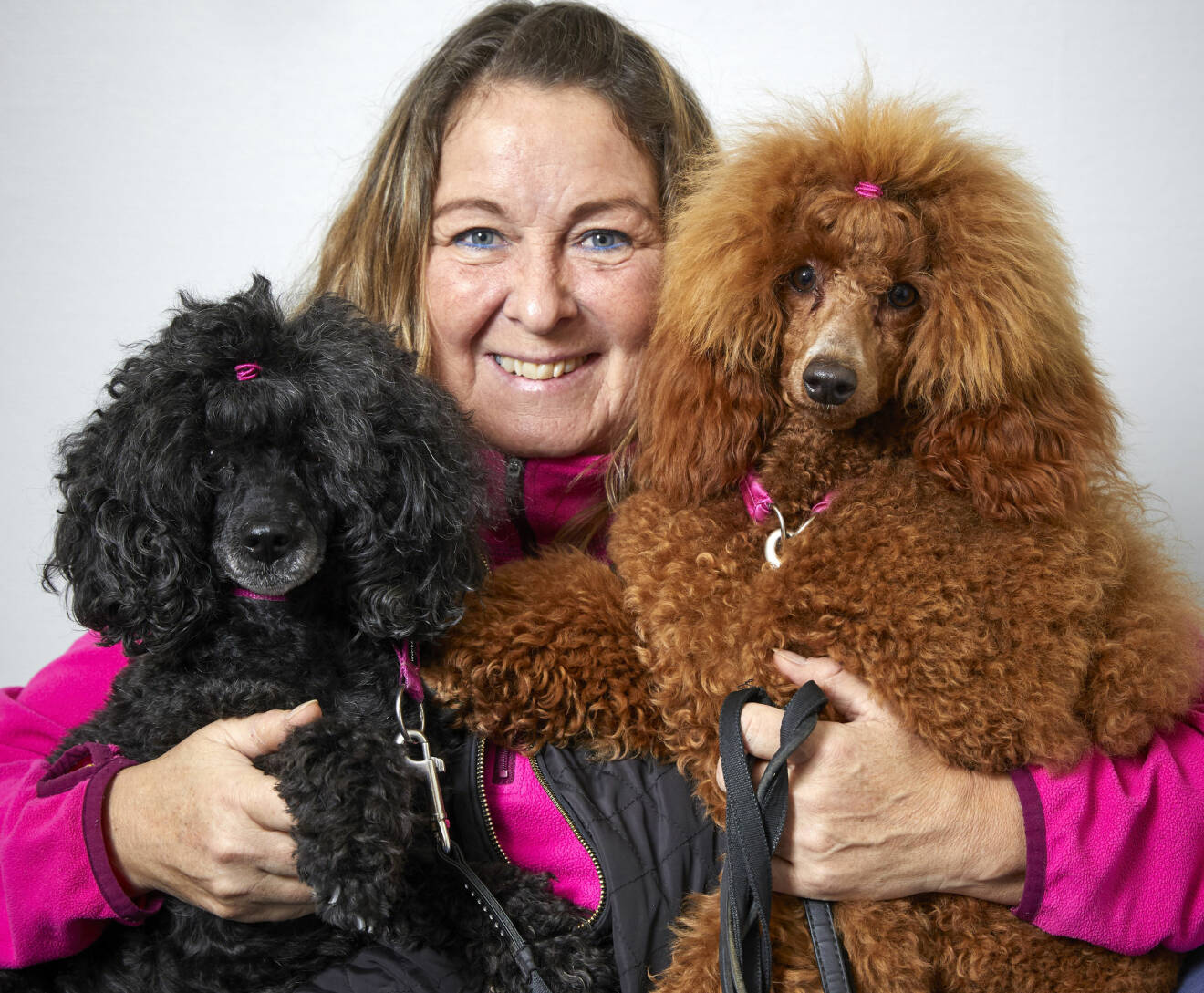 Pia Dahlqvist tillsammans med sina två hundar som har hjälpt henne tillbaka efter en stroke.