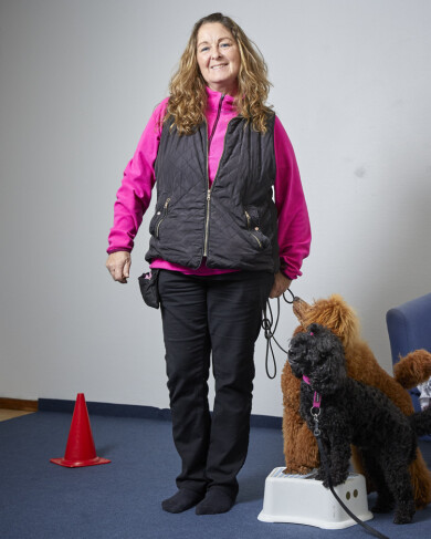 ”Träningen med hundarna håller mig på benen och ger massor med glädje”, säger Pia. Pia Dahlqvist, som drabbades av stroke, tillsammans med sina två hundar som hjälper henne tillbaka till livet.