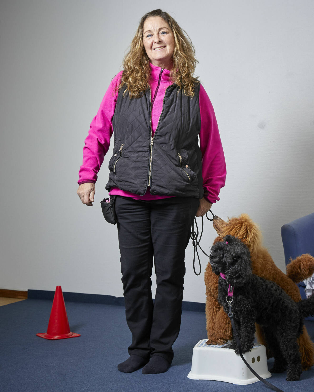Pia Dahlqvist, som drabbades av stroke, tillsammans med sina två hundar som hjälper henne tillbaka till livet.