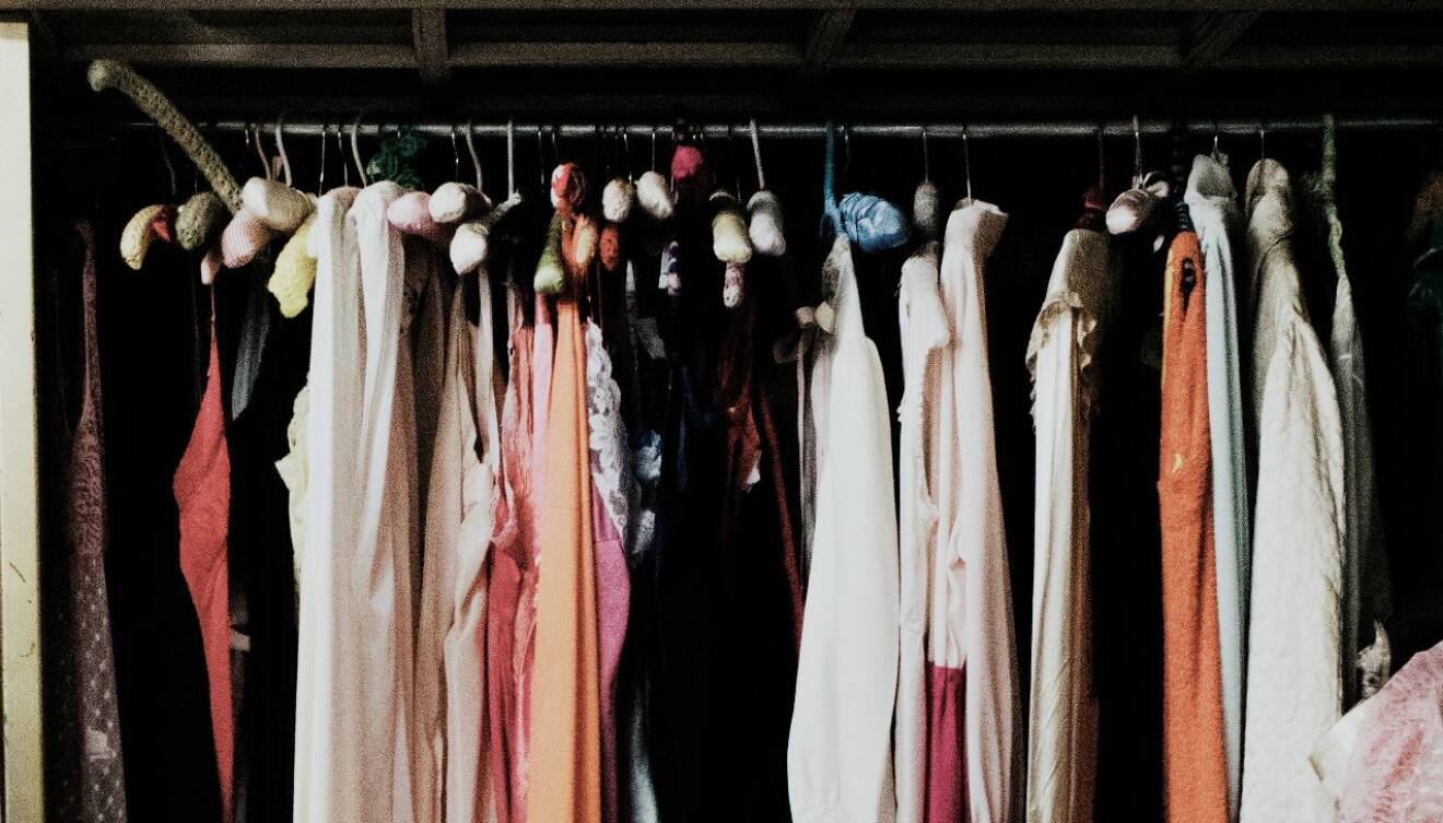 Kläder som hänger tätt och klumpigt i en garderob och därför inte håller lika länge.