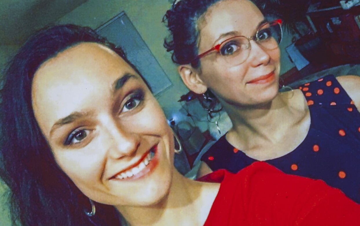 Nadja med sin syster Lena som blev bortadopterad som 15-åring och bor i Michigan city i USA. Foto: Privat Nadja med sin syster Lena, som blev bortadopterad till Michigan city i USA.