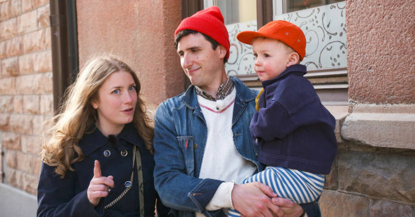 Elsa Billgren, tillsammans med maken Pontus de Wolfe och sonen Lynn de Wolfe på en trottoar i Stockholm hösten 2019.