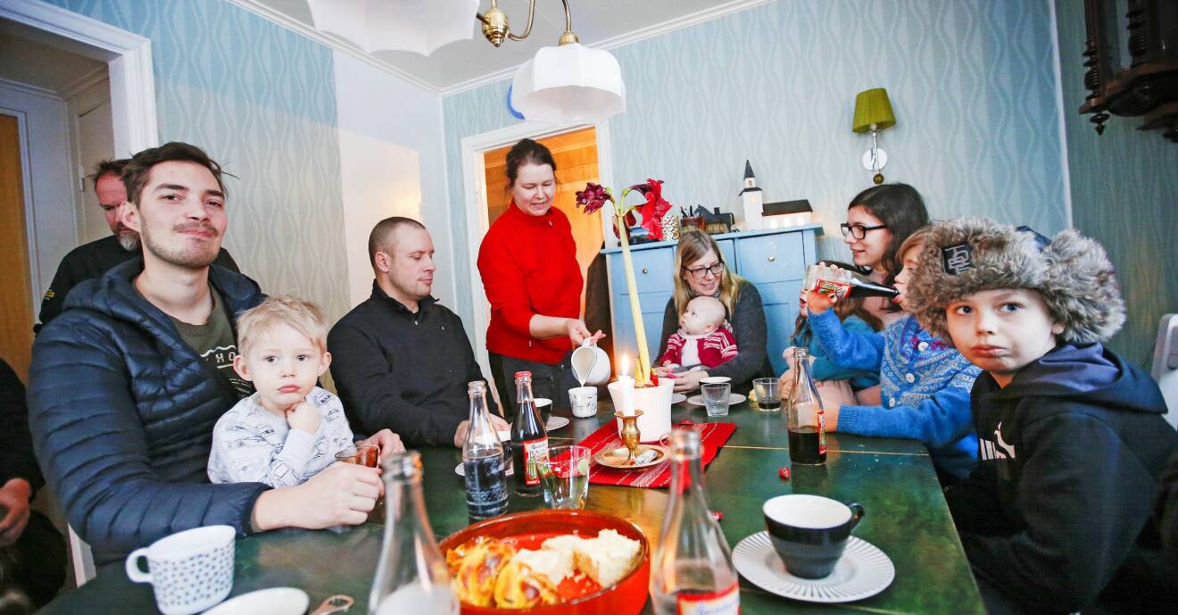Hela byn ryms i ett kök. Invånarna i Kalix Älv hemma hos Katarina Wennström och Jonas Andersson.