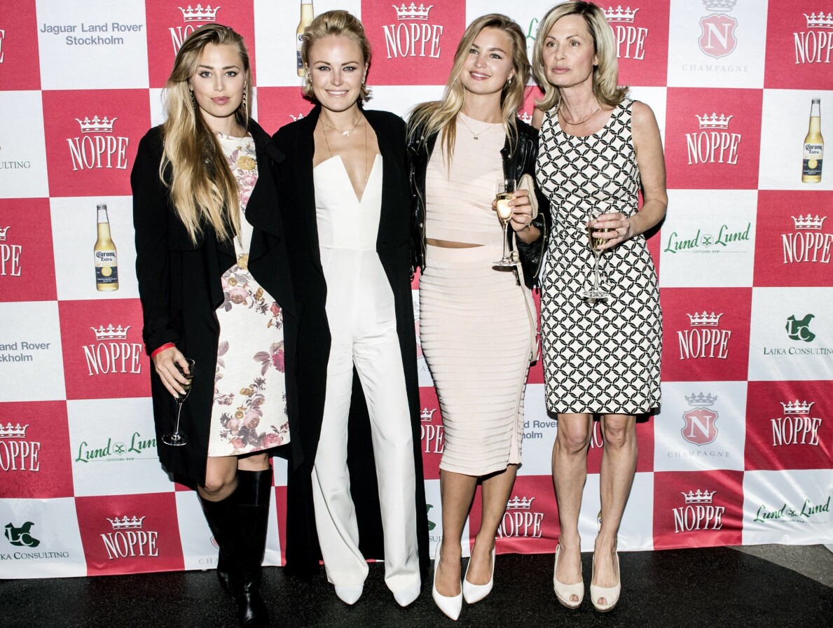 Malin Åkerman tillsammans med systrarna Mikaela och Jennifer Åkerman samt styvmamma Vera Stevens. Foto: Carolina Byrmo/TT Mikaela Åkerman, Malin Åkerman, Jennifer Åkerman och Vera Stevens på Noppes sommarfest 2015.