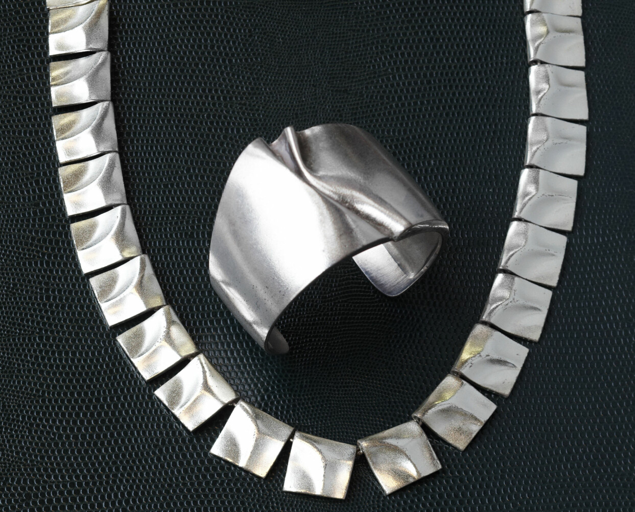 Enkelt, snyggt och nästan futuristiskt på ett tidlöst sätt. De massiva silverarmbanden kostar 6 000 danska kronor, medan det ledade armbandet går på 5 200 danska kronor, och halsbandet 10 000 danska kronor. Allt hos Jørgen Dalgaard. Silverarmband och halsband från Lapponia.