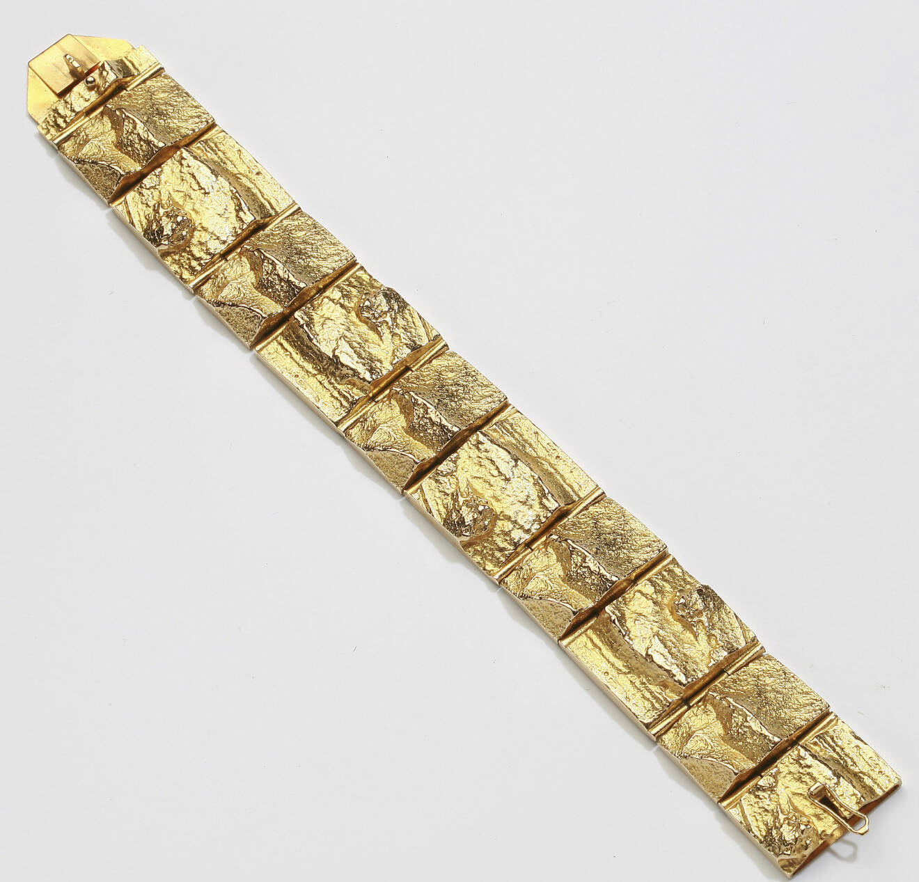 Satinerade guldarmbanden med den karaktäristiska färgen från Lapponia.
