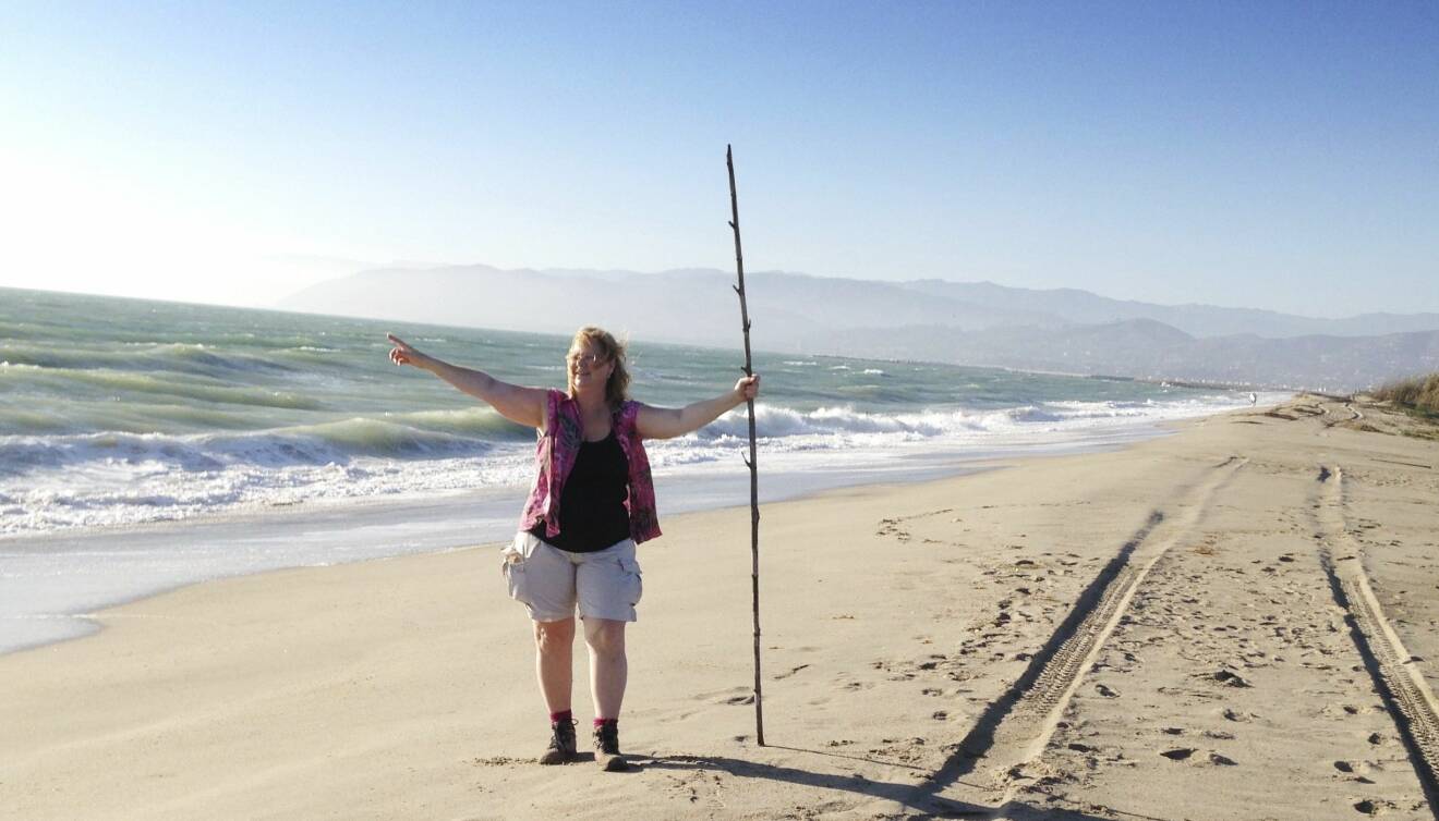 Diakonen Maj Lis på en strand i Kalifornien.