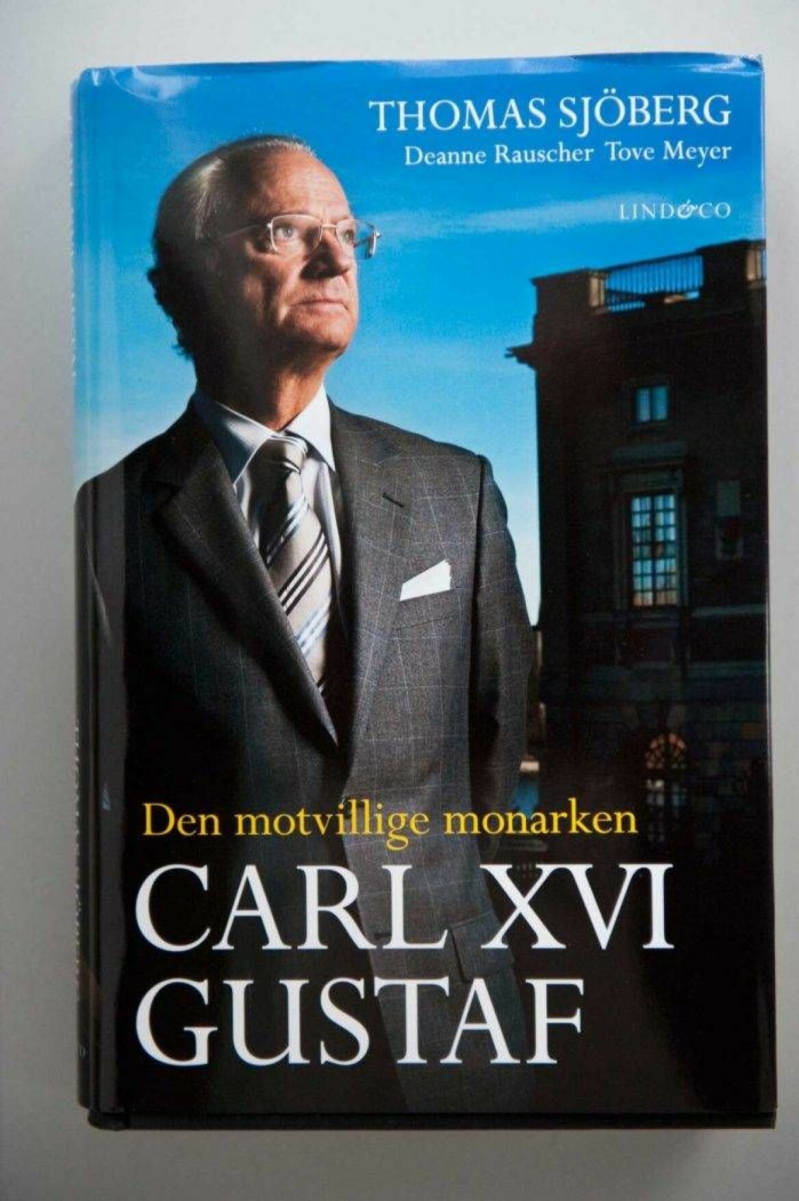 <i>Carl XVI Gustaf – Den motvillige monarken slog ner som en bomb i kungafamiljen – och i Sverige.
</i>