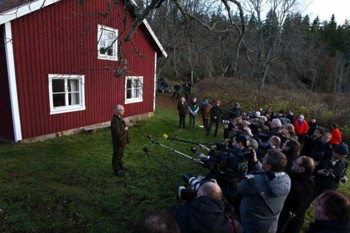 <i>Den välbesökta presskonferensen mitt i jakten 2010.</i>