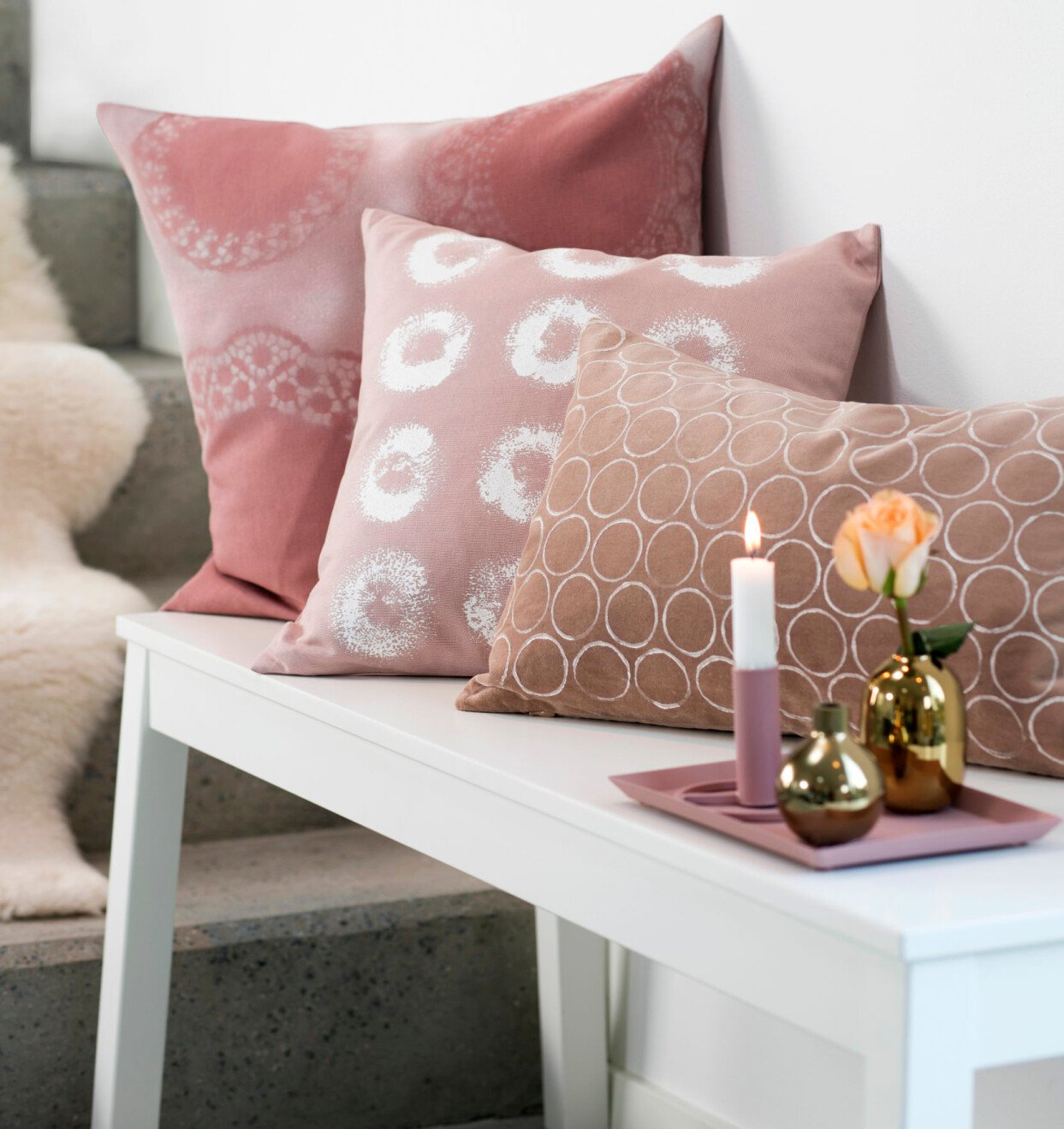 Tre rosa kuddar från H&M Home med egengjort textiltryck