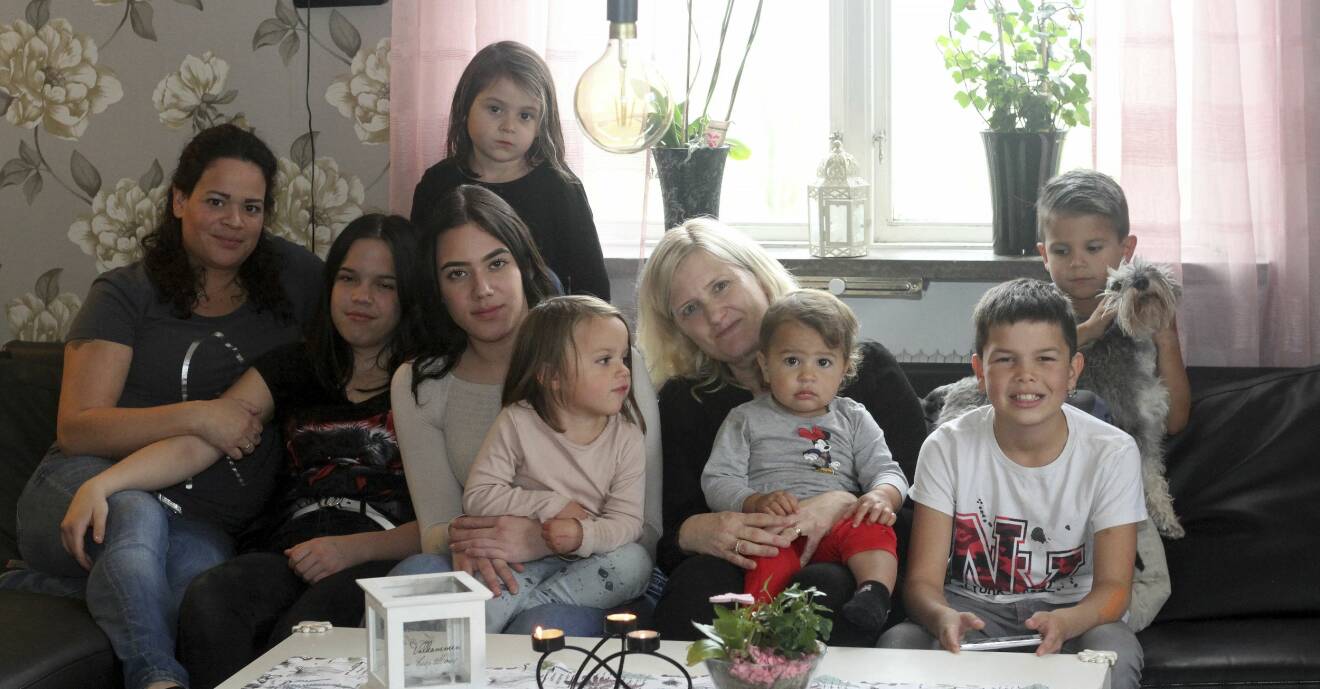 Johanna och Anne-Sofie med sin stora familj.