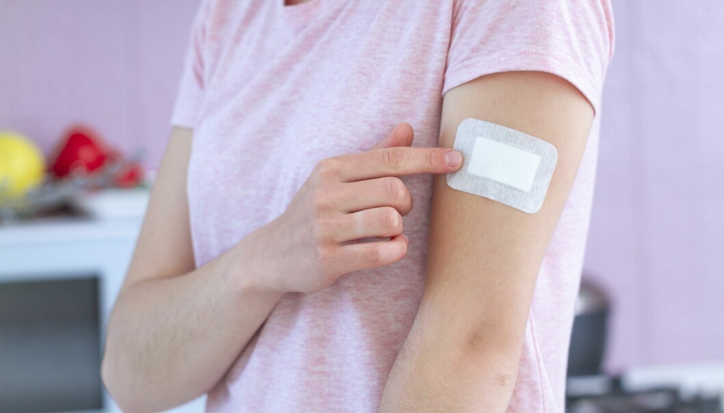 Vaccination rekommenderas för äldre. Foto: Shutterstock/TT Kvinna med plåster på armen efter att ha tagit en spruta.